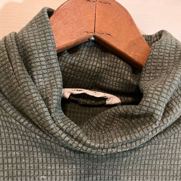 Mountain Khakis, long sleeve, pockets, green, excellent condition, size small - Picture 3 of 4